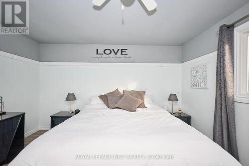 2455 Coral Avenue, Fort Erie (Stevensville), ON - Indoor Photo Showing Bedroom