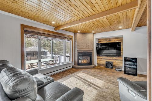Salon - 2 Imp. Des Labours, Stoneham-Et-Tewkesbury, QC - Indoor Photo Showing Living Room With Fireplace