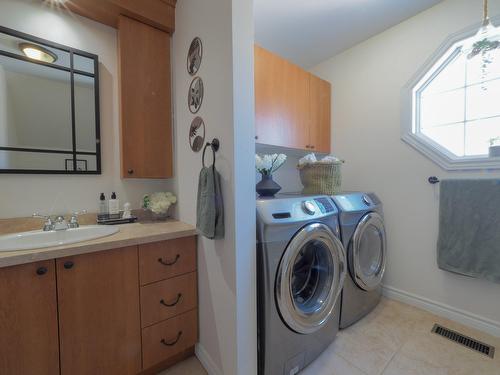 Salle de bains - 255 Rue Des Fuchsias, Trois-Rivières, QC - Indoor Photo Showing Laundry Room