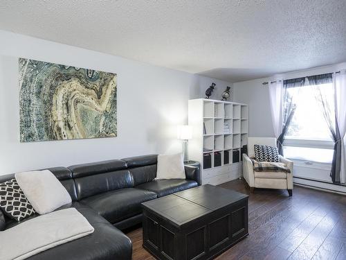 50 567 Edison Road, Thunder Bay, ON - Indoor Photo Showing Living Room