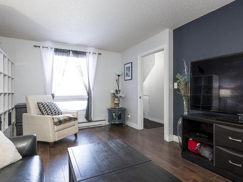 50 567 Edison Road, Thunder Bay, ON - Indoor Photo Showing Living Room