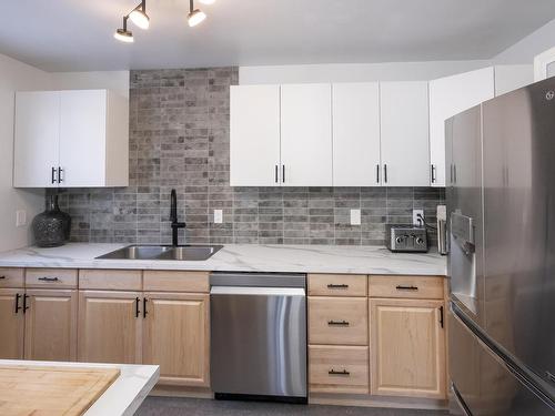 50 567 Edison Road, Thunder Bay, ON - Indoor Photo Showing Kitchen With Double Sink With Upgraded Kitchen