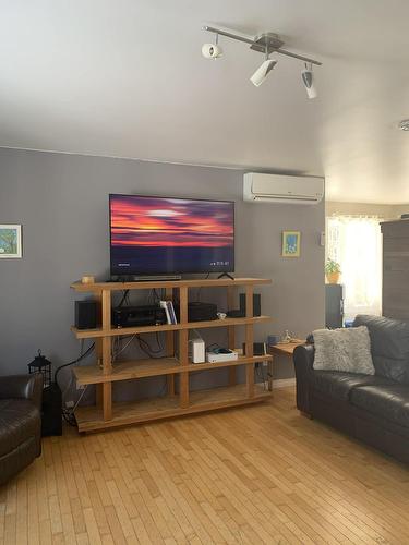 Salon - 643 Rue Des Éperviers, Saint-Lambert-De-Lauzon, QC - Indoor Photo Showing Other Room