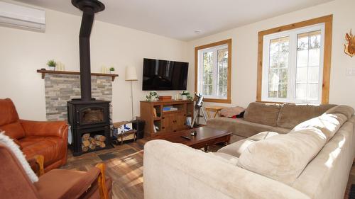 Salon - 50 Rue Warren, Saint-Alphonse-Rodriguez, QC 