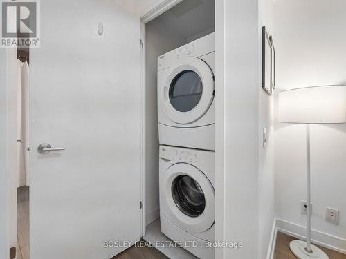 404 - 2 Gladstone Avenue, Toronto, ON - Indoor Photo Showing Laundry Room