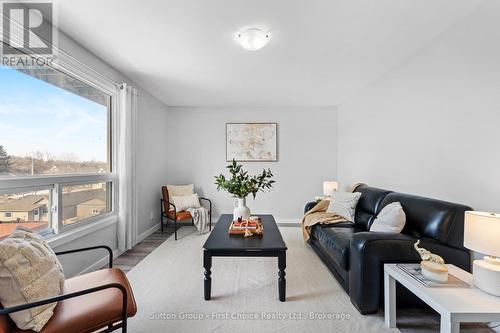 282 Church Street S, St. Marys, ON - Indoor Photo Showing Living Room