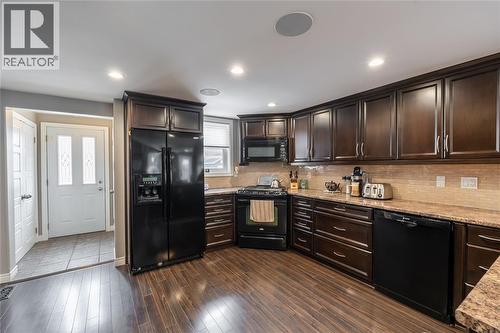 324 Queen Street, Wallaceburg, ON - Indoor Photo Showing Kitchen With Upgraded Kitchen
