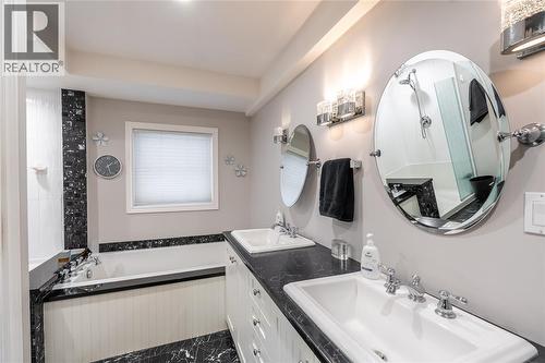 324 Queen Street, Wallaceburg, ON - Indoor Photo Showing Bathroom