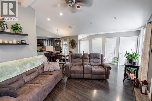 324 Queen Street, Wallaceburg, ON - Indoor Photo Showing Living Room