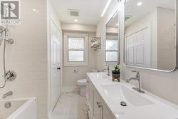 Main 5 piece bathroom - 