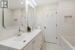 Main 5 piece bathroom - 