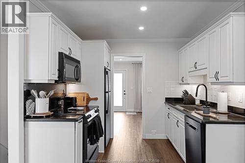 945 Laurier, Lasalle, ON - Indoor Photo Showing Kitchen