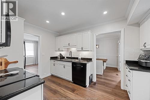 945 Laurier, Lasalle, ON - Indoor Photo Showing Kitchen
