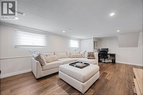 945 Laurier, Lasalle, ON - Indoor Photo Showing Living Room
