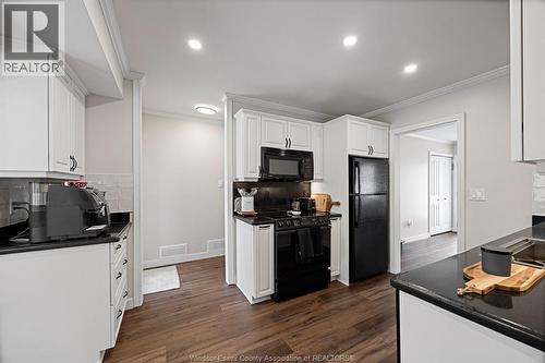 945 Laurier, Lasalle, ON - Indoor Photo Showing Kitchen