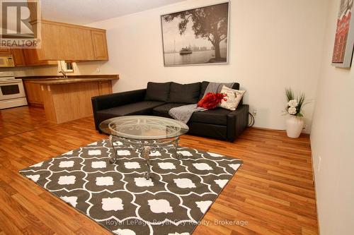 6 Olympia Avenue, Puslinch, ON - Indoor Photo Showing Living Room