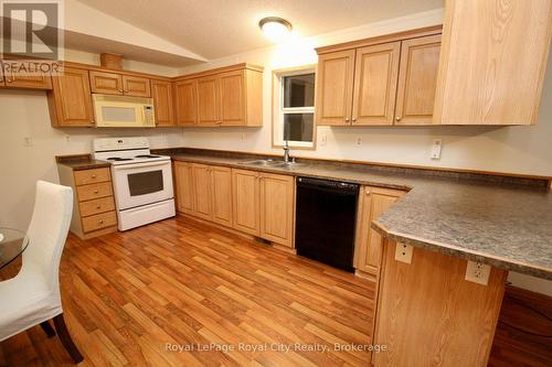 6 Olympia Avenue, Puslinch, ON - Indoor Photo Showing Kitchen With Double Sink