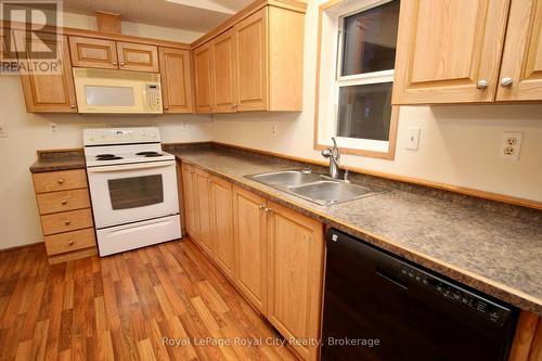 6 Olympia Avenue, Puslinch, ON - Indoor Photo Showing Kitchen With Double Sink