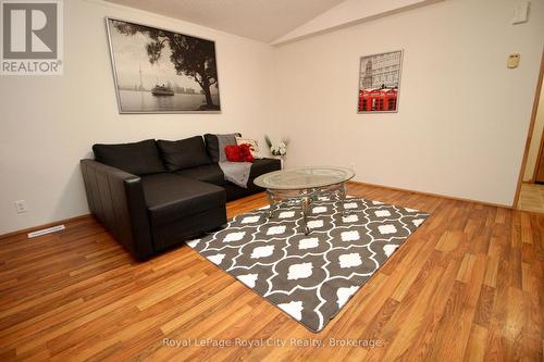 6 Olympia Avenue, Puslinch, ON - Indoor Photo Showing Living Room