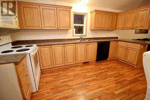 6 Olympia Avenue, Puslinch, ON - Indoor Photo Showing Kitchen With Double Sink