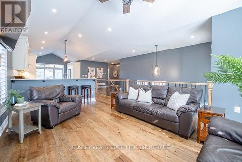 1 Hurricane Road, Pelham (Fonthill), ON - Indoor Photo Showing Living Room