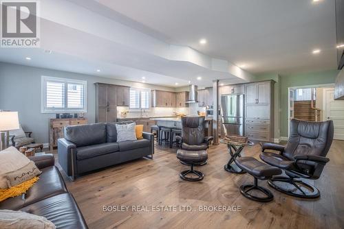 1 Hurricane Road, Pelham (Fonthill), ON - Indoor Photo Showing Living Room