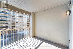 Covered balcony is spacious - 