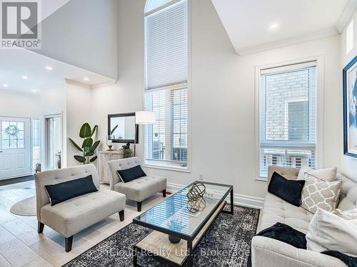 3390 Fountain Park Avenue, Mississauga, ON - Indoor Photo Showing Living Room