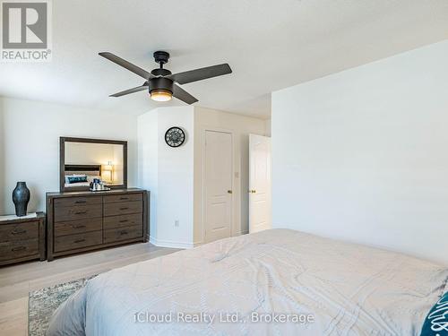 3390 Fountain Park Avenue, Mississauga, ON - Indoor Photo Showing Bedroom