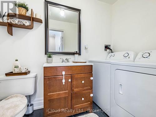 3390 Fountain Park Avenue, Mississauga, ON - Indoor Photo Showing Bathroom