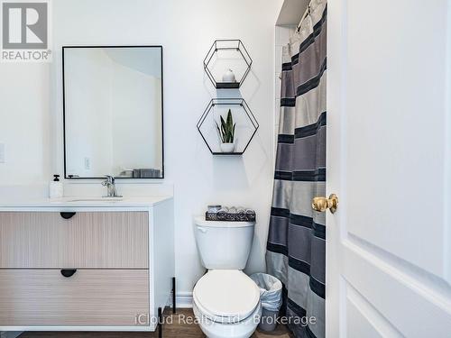 3390 Fountain Park Avenue, Mississauga, ON - Indoor Photo Showing Bathroom