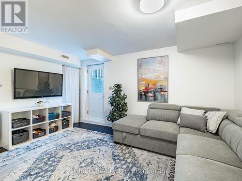 3390 Fountain Park Avenue, Mississauga, ON - Indoor Photo Showing Living Room