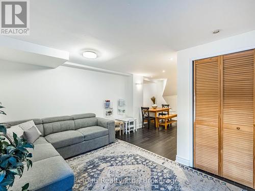 3390 Fountain Park Avenue, Mississauga, ON - Indoor Photo Showing Living Room
