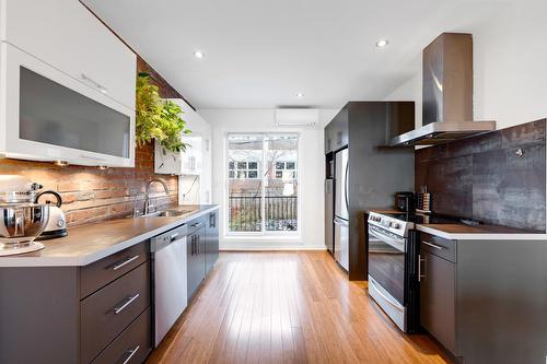 Kitchen - 2190 Rue Harmony, Montréal (Ville-Marie), QC - Indoor Photo Showing Kitchen With Upgraded Kitchen