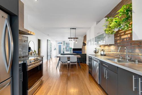 Kitchen - 2190 Rue Harmony, Montréal (Ville-Marie), QC - Indoor Photo Showing Kitchen With Upgraded Kitchen