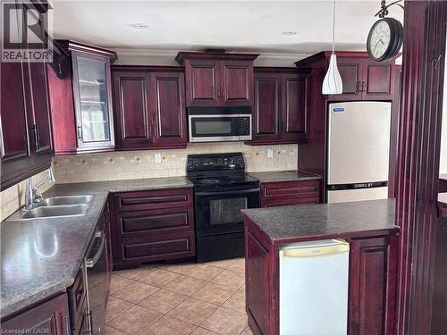 76 Ramblewood Way, Kitchener, ON - Indoor Photo Showing Kitchen With Double Sink