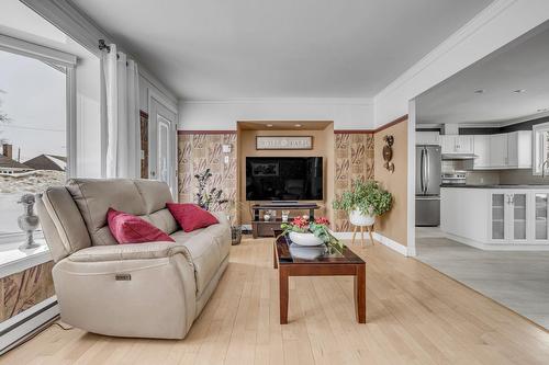 Living room - 2018 Rue Arnaud, Québec (Beauport), QC - Indoor Photo Showing Living Room
