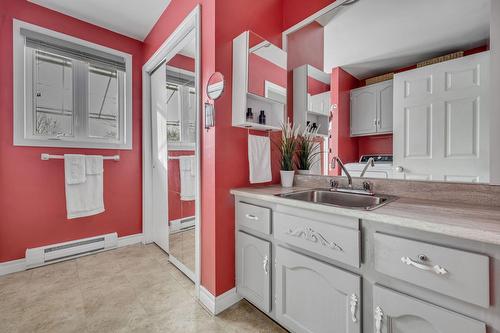 Powder room - 2018 Rue Arnaud, Québec (Beauport), QC - Indoor Photo Showing Laundry Room