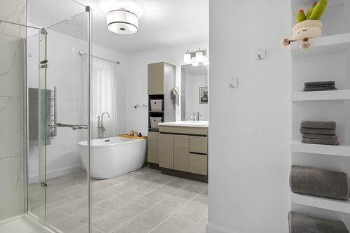 Bathroom - 518 Rue Rabelais, Saguenay (Chicoutimi), QC - Indoor Photo Showing Bathroom