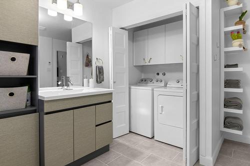 Bathroom - 518 Rue Rabelais, Saguenay (Chicoutimi), QC - Indoor Photo Showing Laundry Room