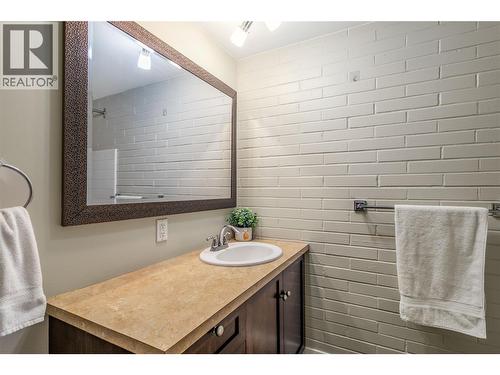 1915 Pacific Court Unit# 407, Kelowna, BC - Indoor Photo Showing Bathroom