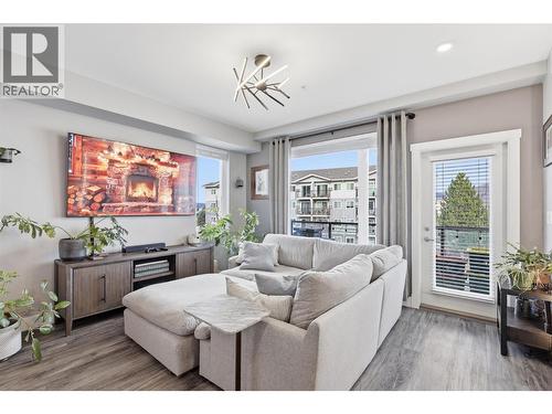 280 Tranquille Road Unit# 405, Kamloops, BC - Indoor Photo Showing Living Room