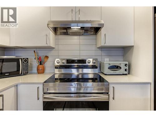 1111 Frost Road Unit# 407, Kelowna, BC - Indoor Photo Showing Kitchen