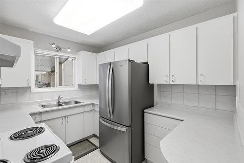 14-1555 Summit Drive, Kamloops, BC - Indoor Photo Showing Kitchen With Double Sink