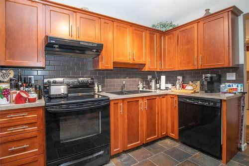 307-945 Lawrence Avenue, Kelowna, BC - Indoor Photo Showing Kitchen With Double Sink