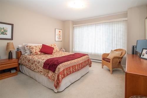 307-945 Lawrence Avenue, Kelowna, BC - Indoor Photo Showing Bedroom