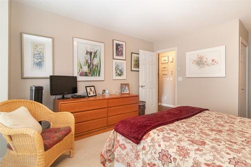 307-945 Lawrence Avenue, Kelowna, BC - Indoor Photo Showing Bedroom