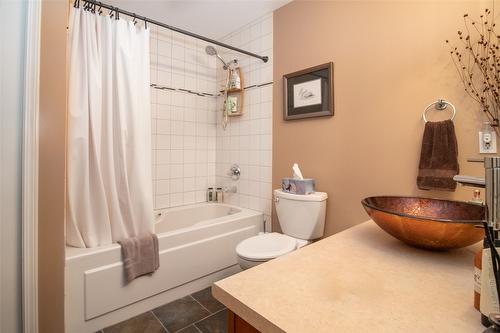 307-945 Lawrence Avenue, Kelowna, BC - Indoor Photo Showing Bathroom