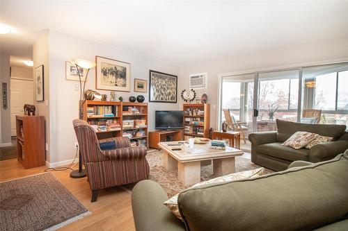 307-945 Lawrence Avenue, Kelowna, BC - Indoor Photo Showing Living Room