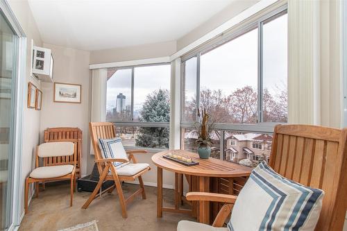 307-945 Lawrence Avenue, Kelowna, BC - Indoor Photo Showing Dining Room